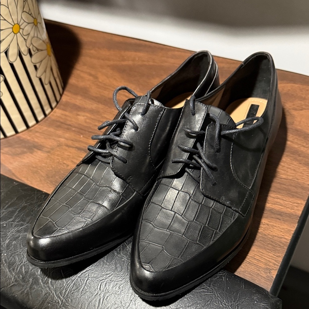 Tahari Black Crocodile Texture LADYS Oxfords
